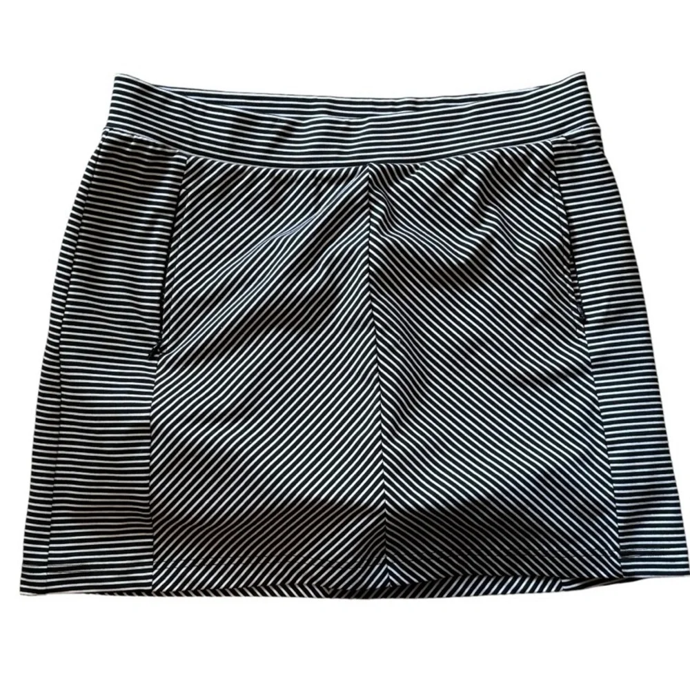 EUC- Talbots ‘T for Talbots BLACK & White Bias Stripe Skort’ - Picture 2 of 8